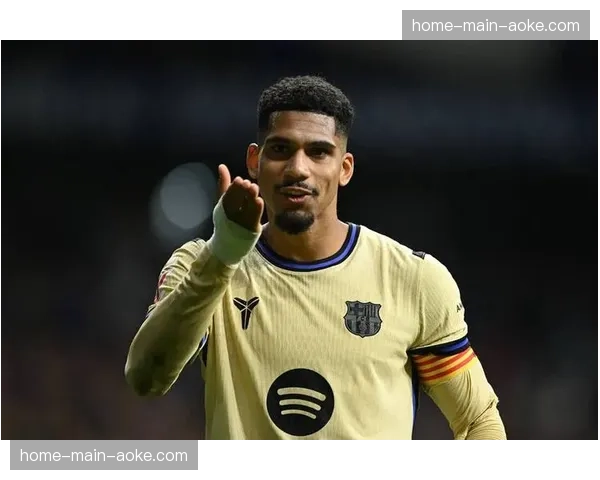 官方：巴萨后卫阿劳霍因腿筋伤势预计缺席四周，将错过关键战役