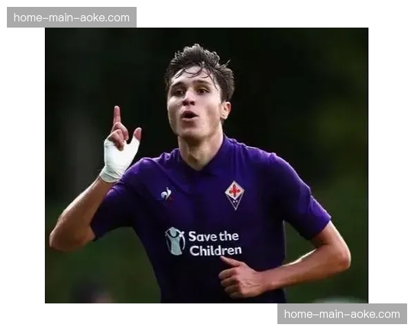 特写：训练场边，基耶萨独自加练射门，全力争取欧洲杯席位