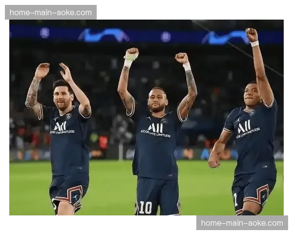 巴黎圣日耳曼主场迎战里昂，姆巴佩与拉卡泽特锋线对决